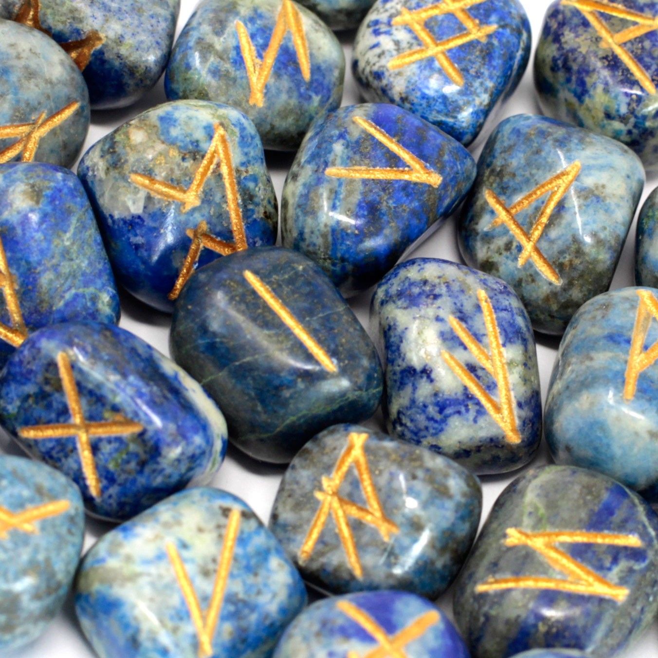 Runenset aus Lapislazuli mit 25 Steinen und Baumwollbeutel