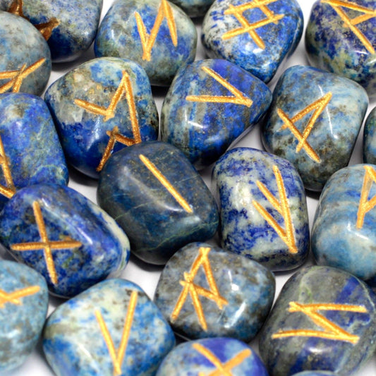 Runenset aus Lapislazuli mit 25 Steinen und Baumwollbeutel