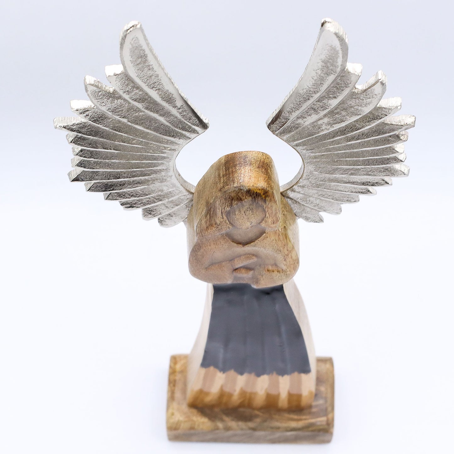 Handgeschnitzter Schutzengel aus Mango-Holz mit silberfarbenen Metallflügeln und schwarzer Emaille-Veredelung (40 cm)