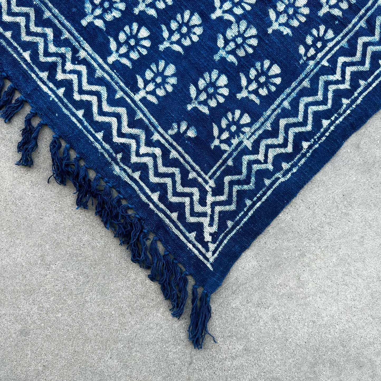 Handgewebte Indigo-Decke Chhota Flower – 170 x 120 cm – Naturfarbenes Baumwoll-Kunstwerk