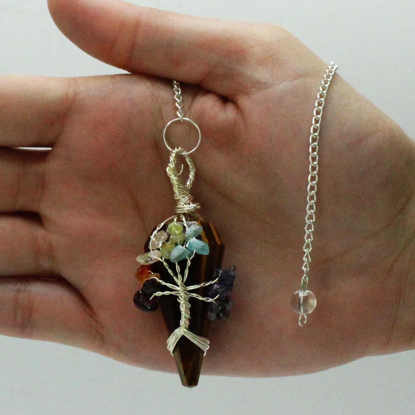 Handgefertigtes Sieben-Chakra Pendel aus Tigerauge – Energetisches Werkzeug mit Metallkette
