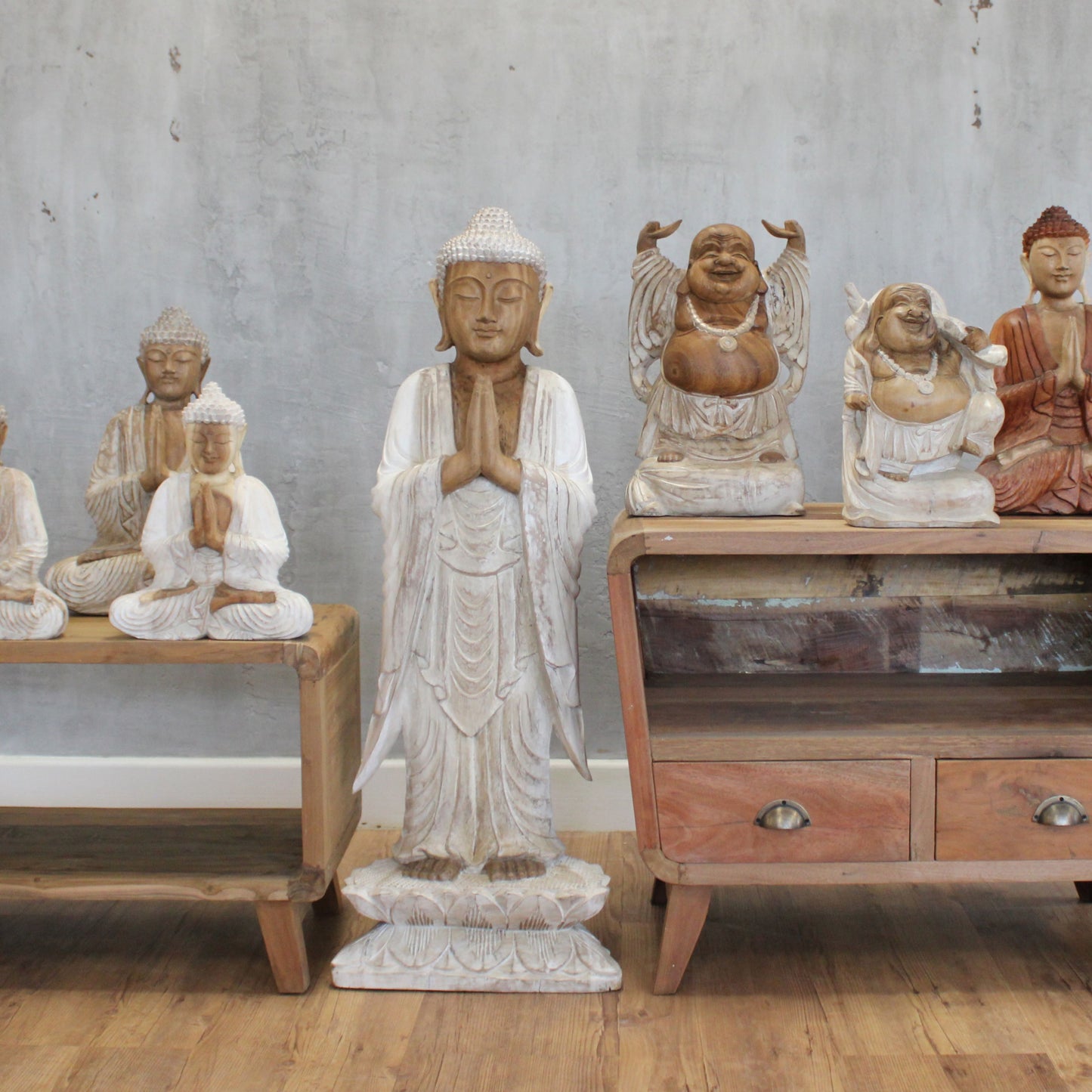 Buddha Statue aus Suar-Holz - Handgeschnitztes Unikat in Weißlasur, 100 cm