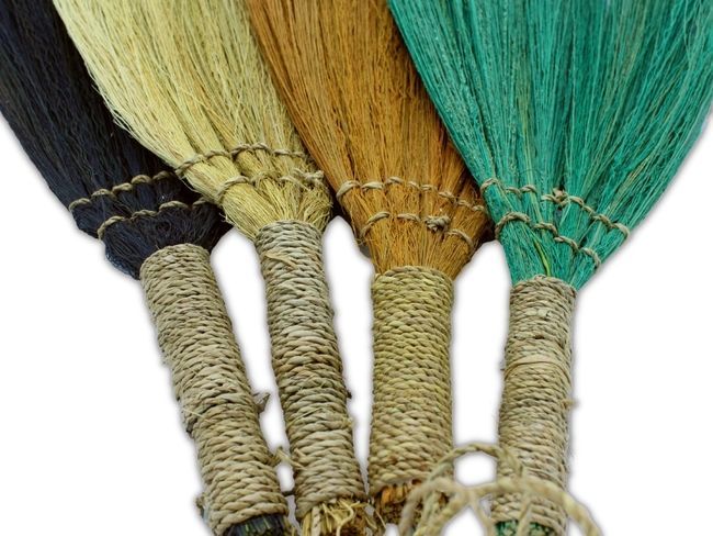 Set aus 4 Seegras-Fächerbesen - Natürliche Farb- und Größenvielfalt
