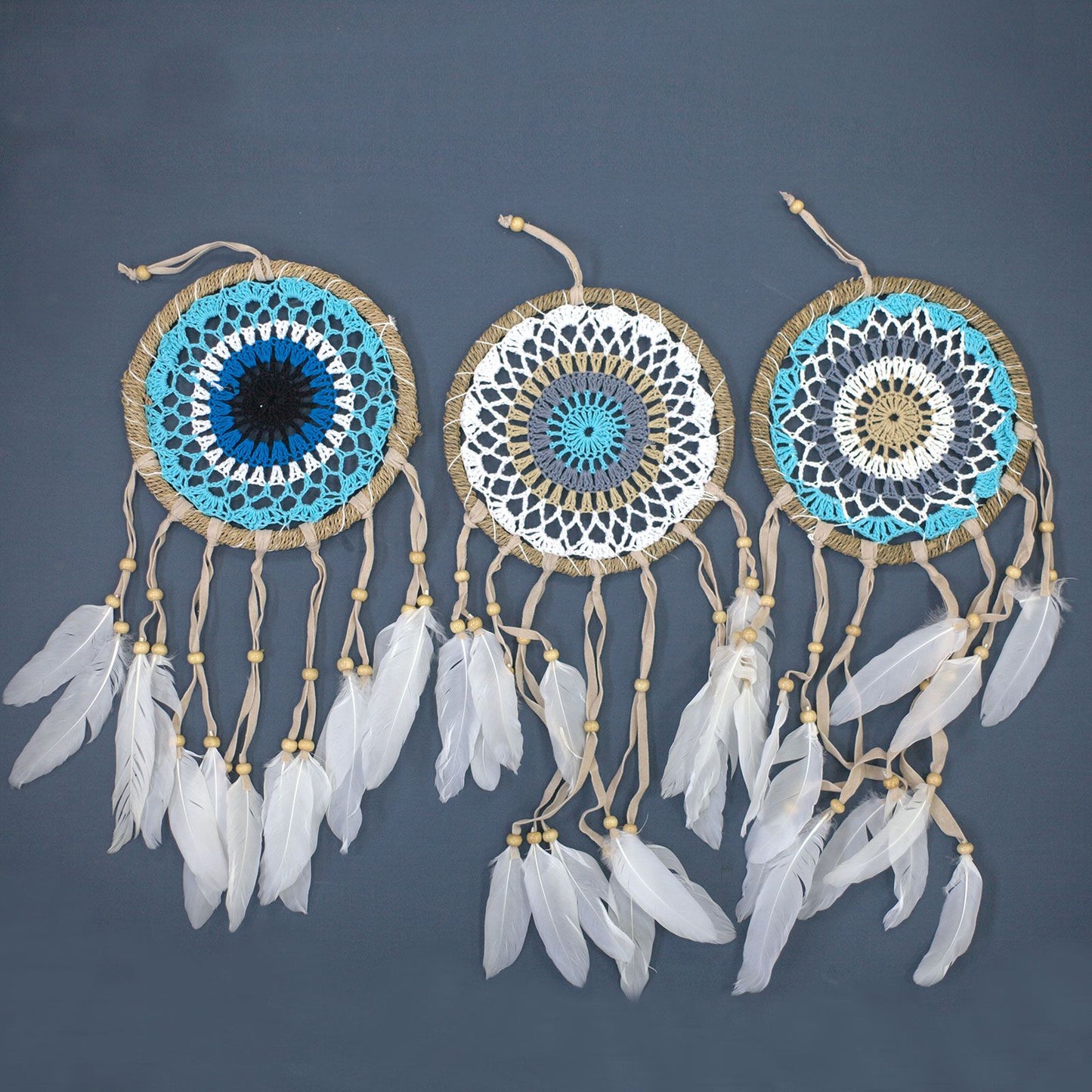 Set mit 6 handgeknüpften Traumfängern in Pastellblau, 16cm – mit Naturfedern aus Bali