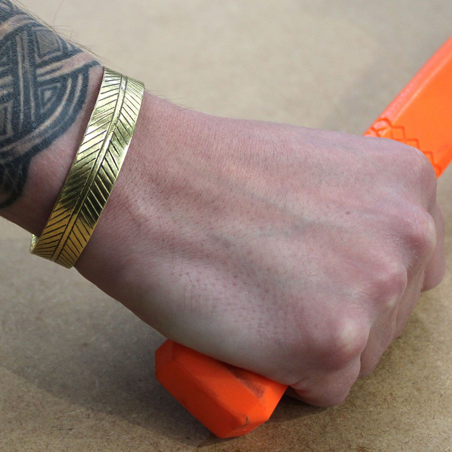 Massivmessing Armband mit Tribal Blattgravur – Tibetisches Unikat