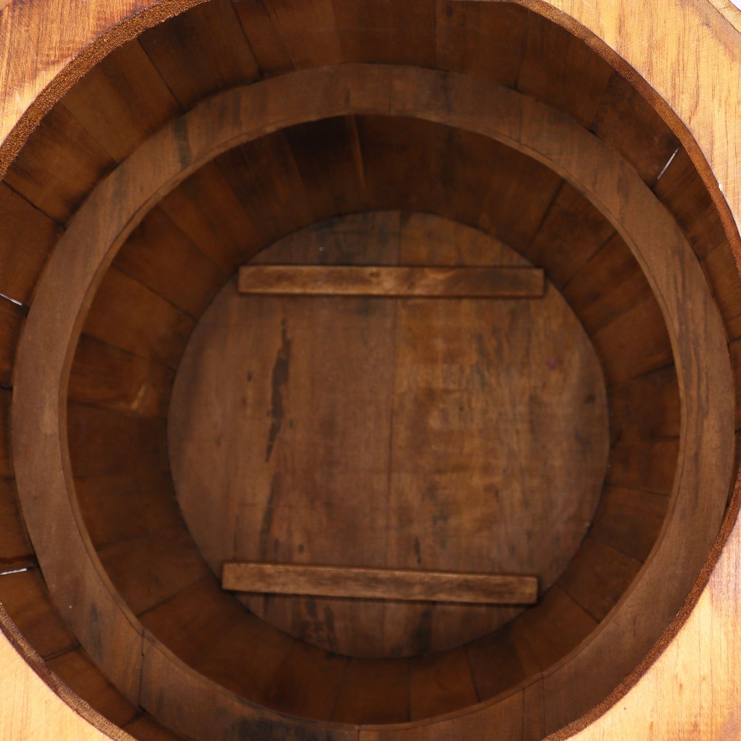 Couchtisch aus Bierfass-Holz mit Staufach - Naturbelassenes Albasia