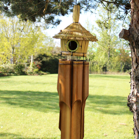 Natürliches Vogelhaus aus Seegras mit Bambus-Windspiel – 56 cm Ø