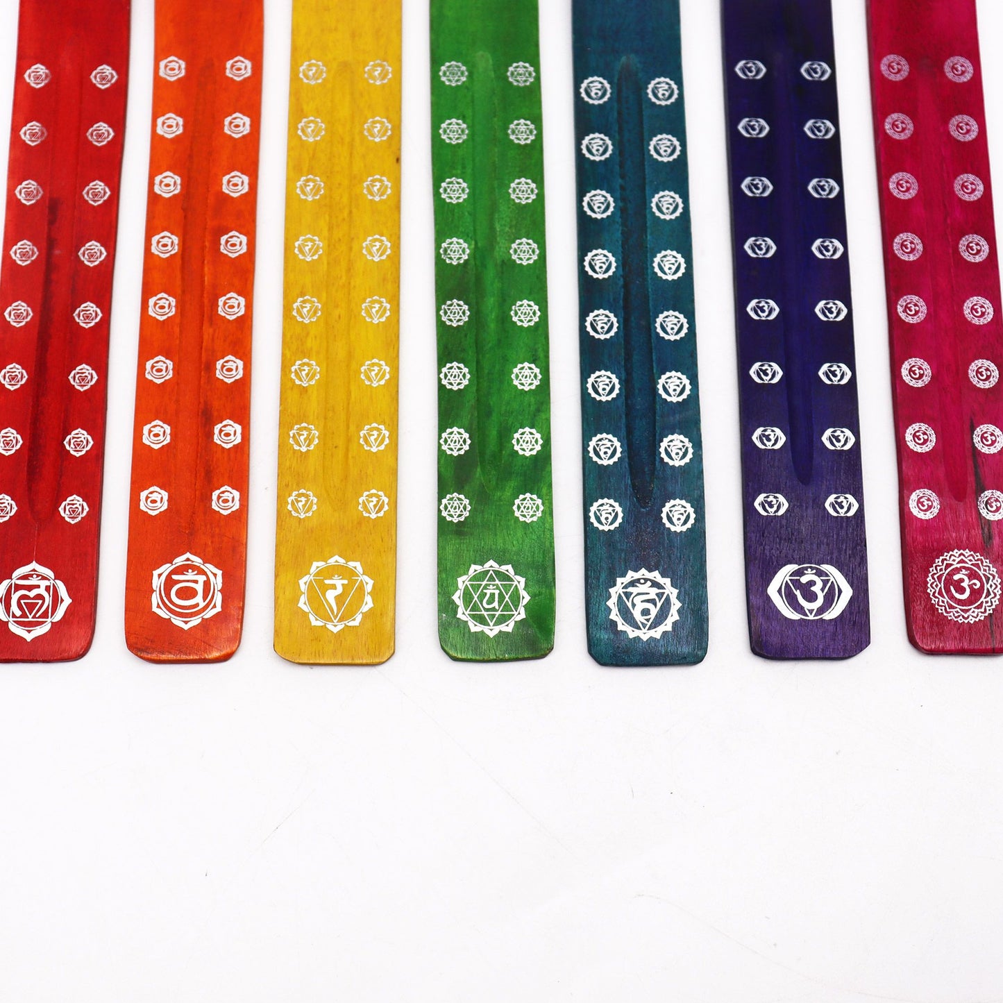 Set mit 7 Räucherhaltern aus Mangoholz – Chakra Designs für Aroma & Meditation