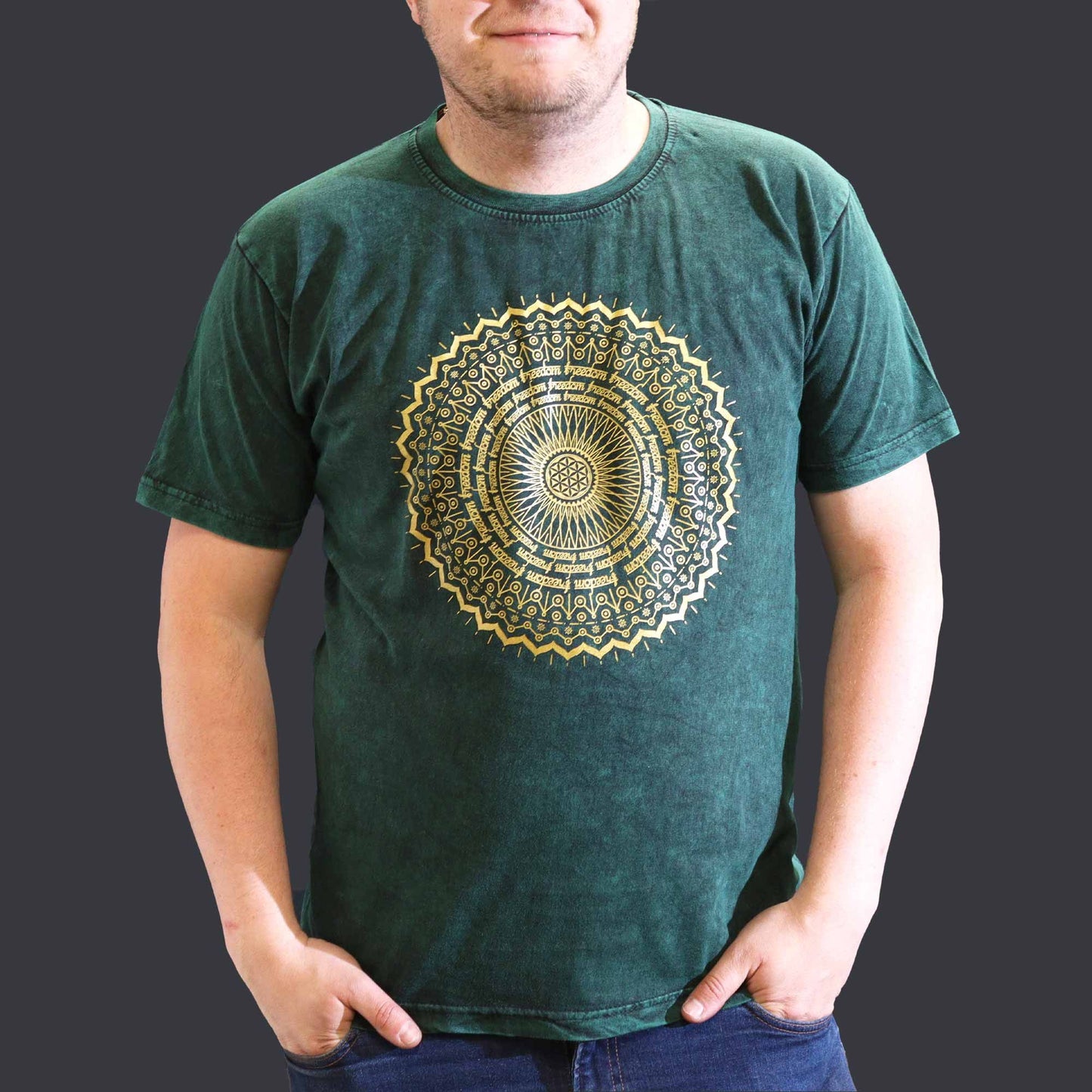 Steinwäsche T-Shirt mit Mandala-Motiv in Grün – Fair & Vintage