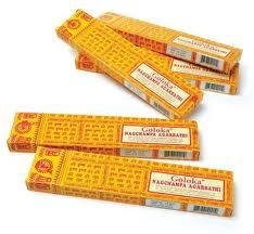 Nag Champa Räucherstäbchen – Handgerollter Blütenzauber für innere Ruhe