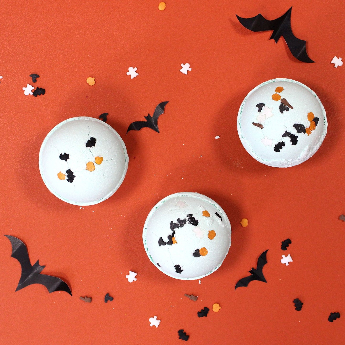 Halloween Badebombe Kokos-Limette – Handgefertigte Entspannung