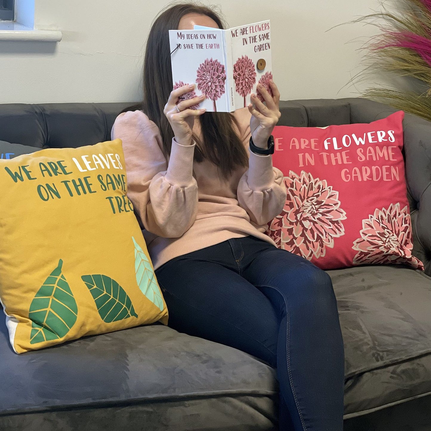 Baumwollkissenbezug 'Wir sind Blumen' in Oliv – handgefertigt