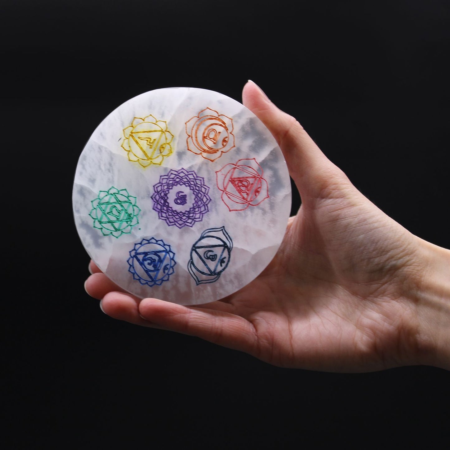 Handgeschnitzte Selenit-Ladeplatte mit Chakra-Symbolik – 10 cm