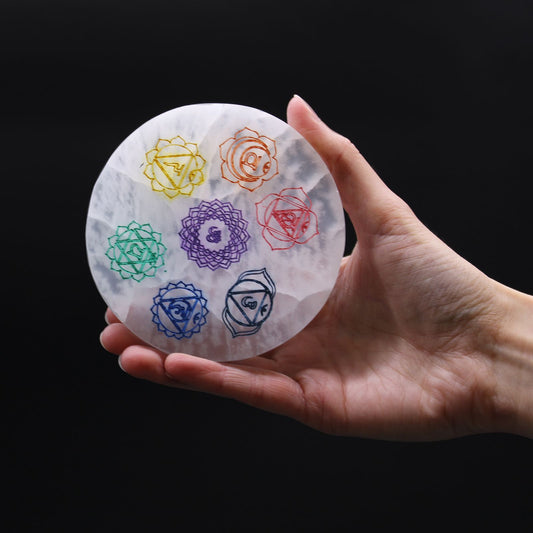 Handgeschnitzte Selenit-Ladeplatte mit Chakra-Symbolik – 10 cm