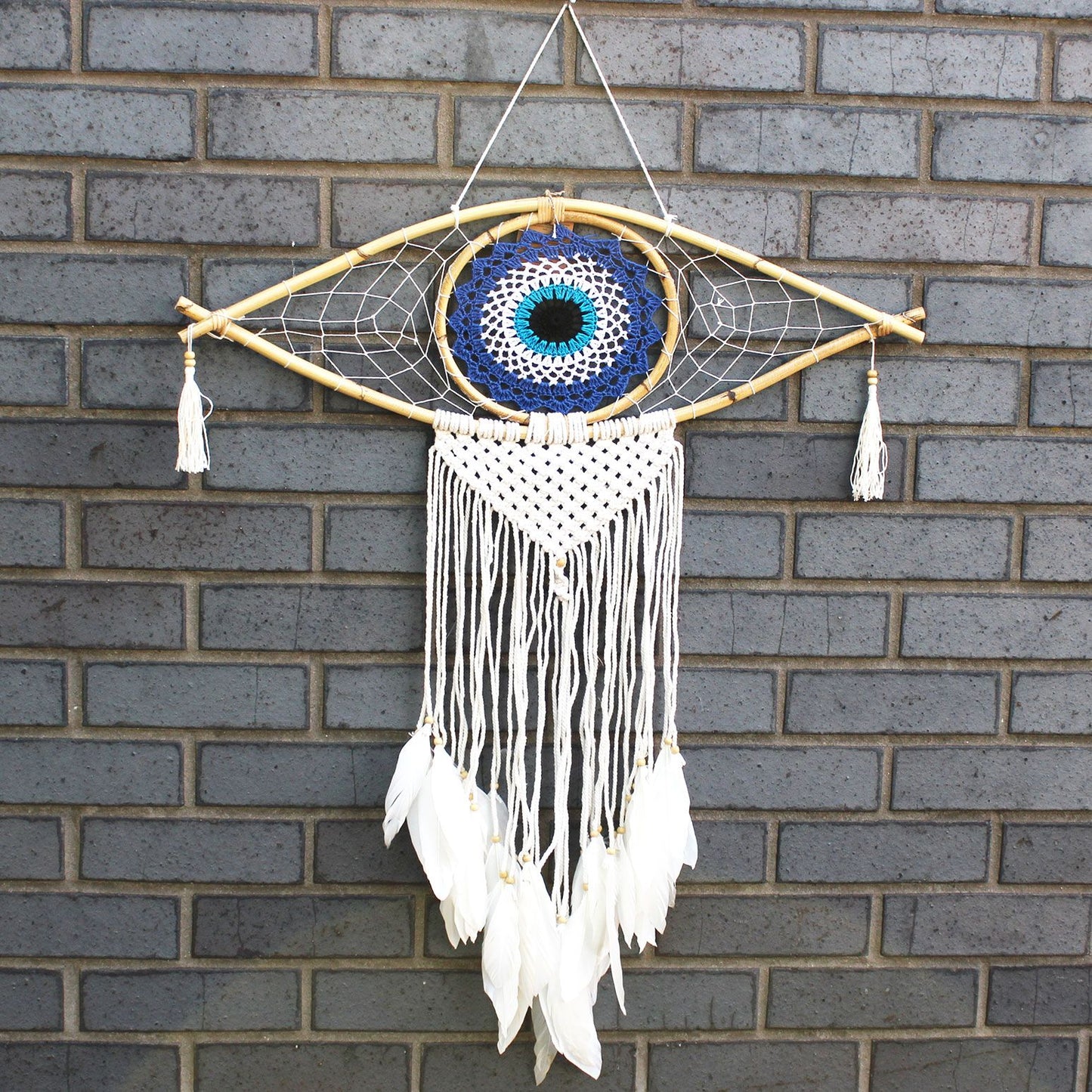 Makramee Traumfänger mit Schutzauge in Blau, Weiß und Schwarz – Handgefertigter Wandschmuck