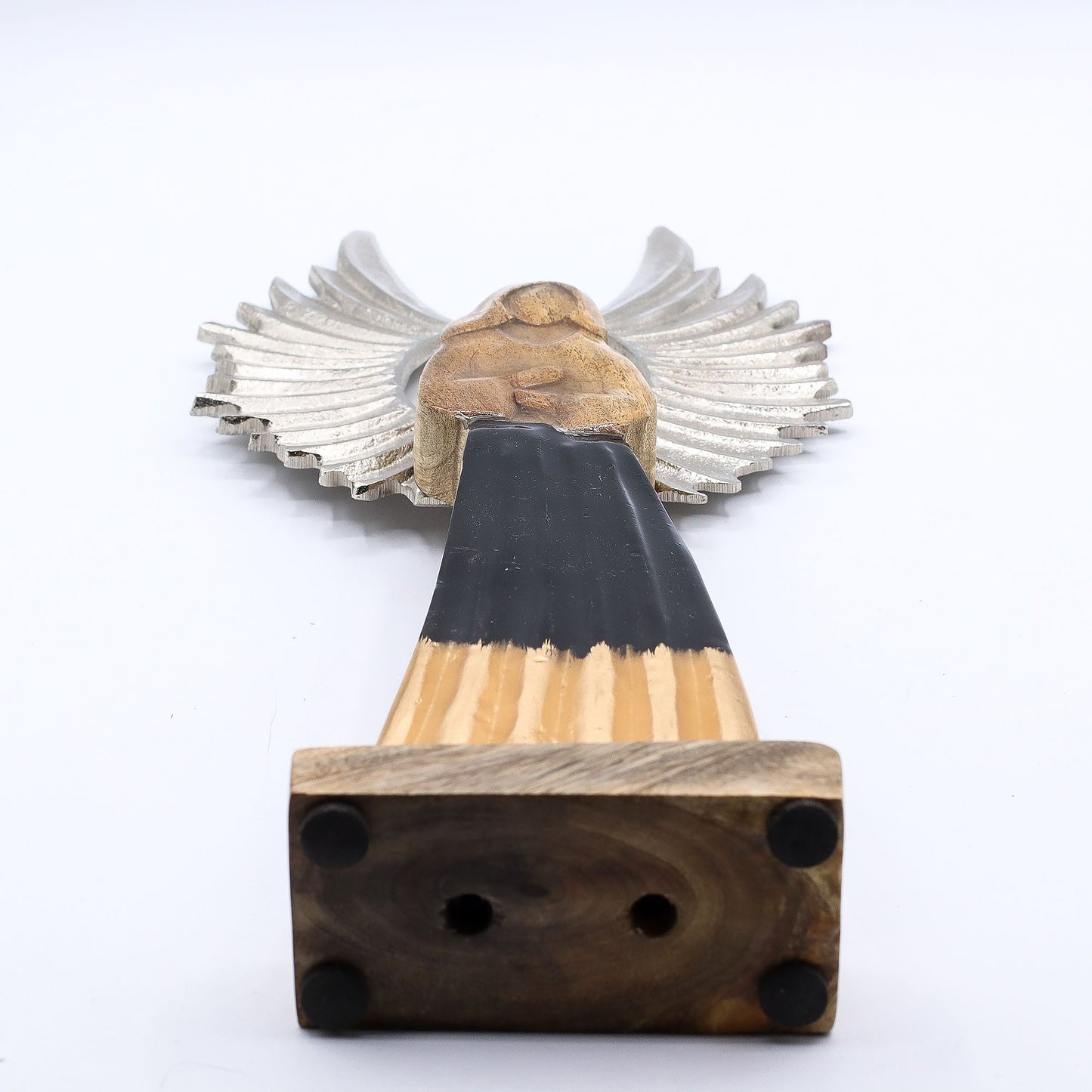 Handgeschnitzter Schutzengel aus Mango-Holz mit silberfarbenen Metallflügeln und schwarzer Emaille-Veredelung (40 cm)