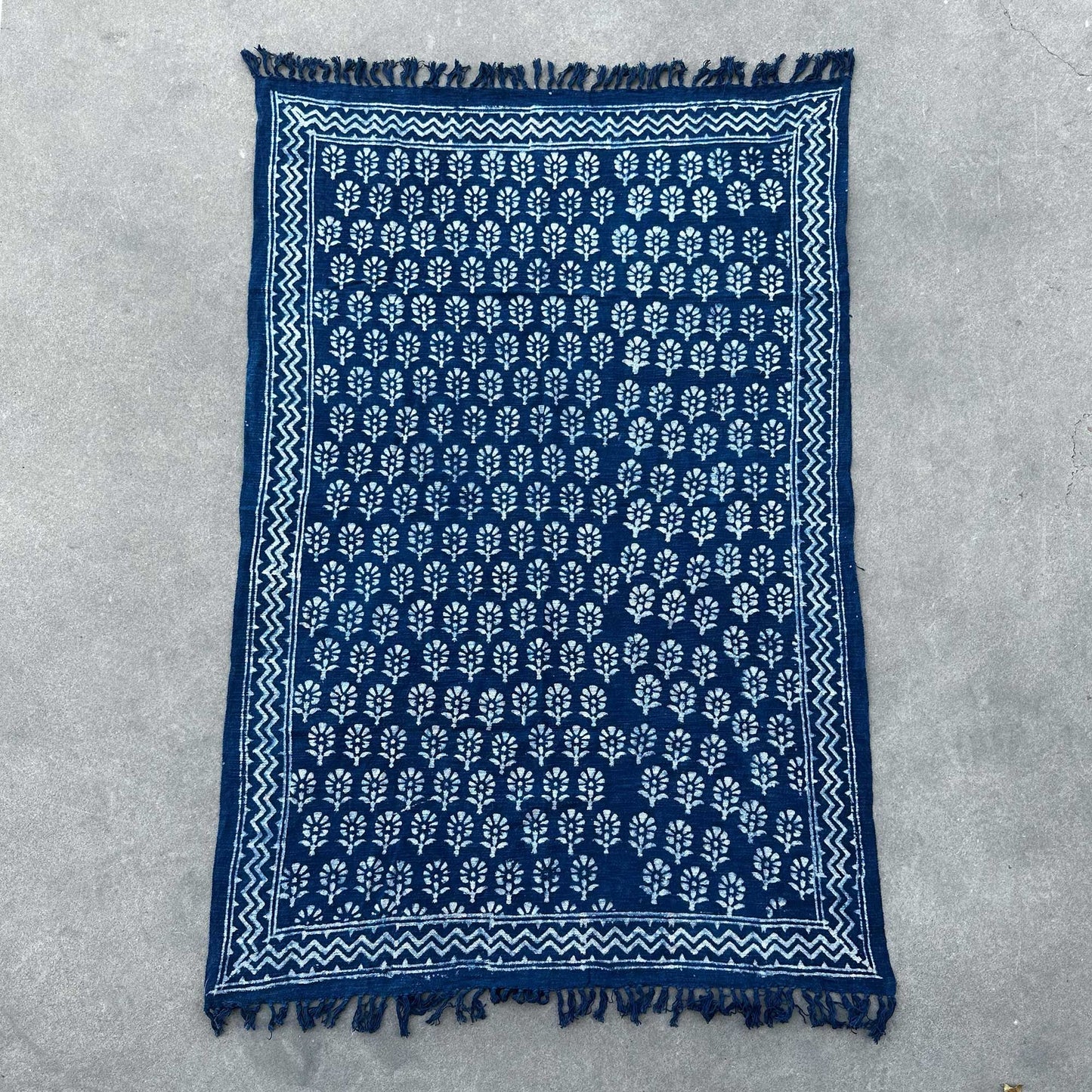 Handgewebte Indigo-Decke Chhota Flower – 170 x 120 cm – Naturfarbenes Baumwoll-Kunstwerk