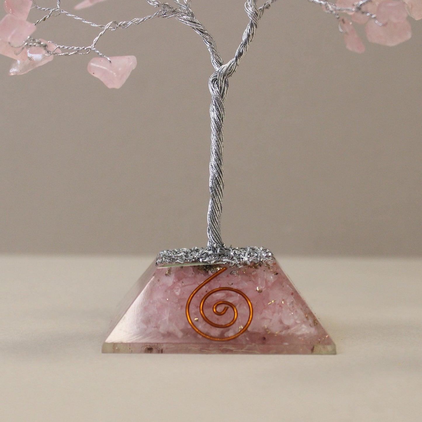 Handgefertigter Edelsteinbaum aus Rosenquarz mit Orgonit-Pyramide – 80 Steine