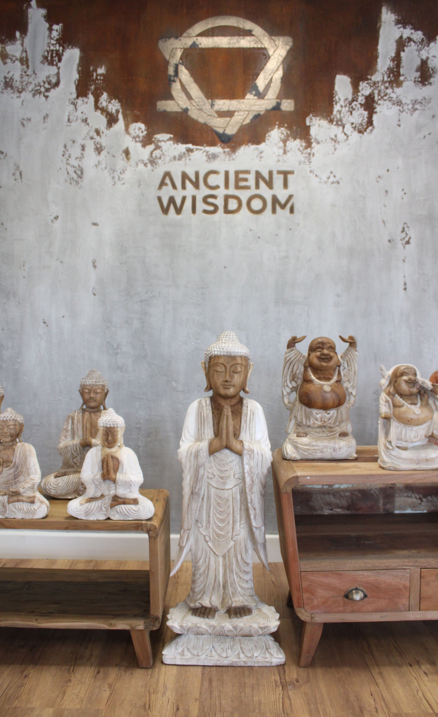 Buddha Statue aus Suar-Holz - Handgeschnitztes Unikat in Weißlasur, 100 cm