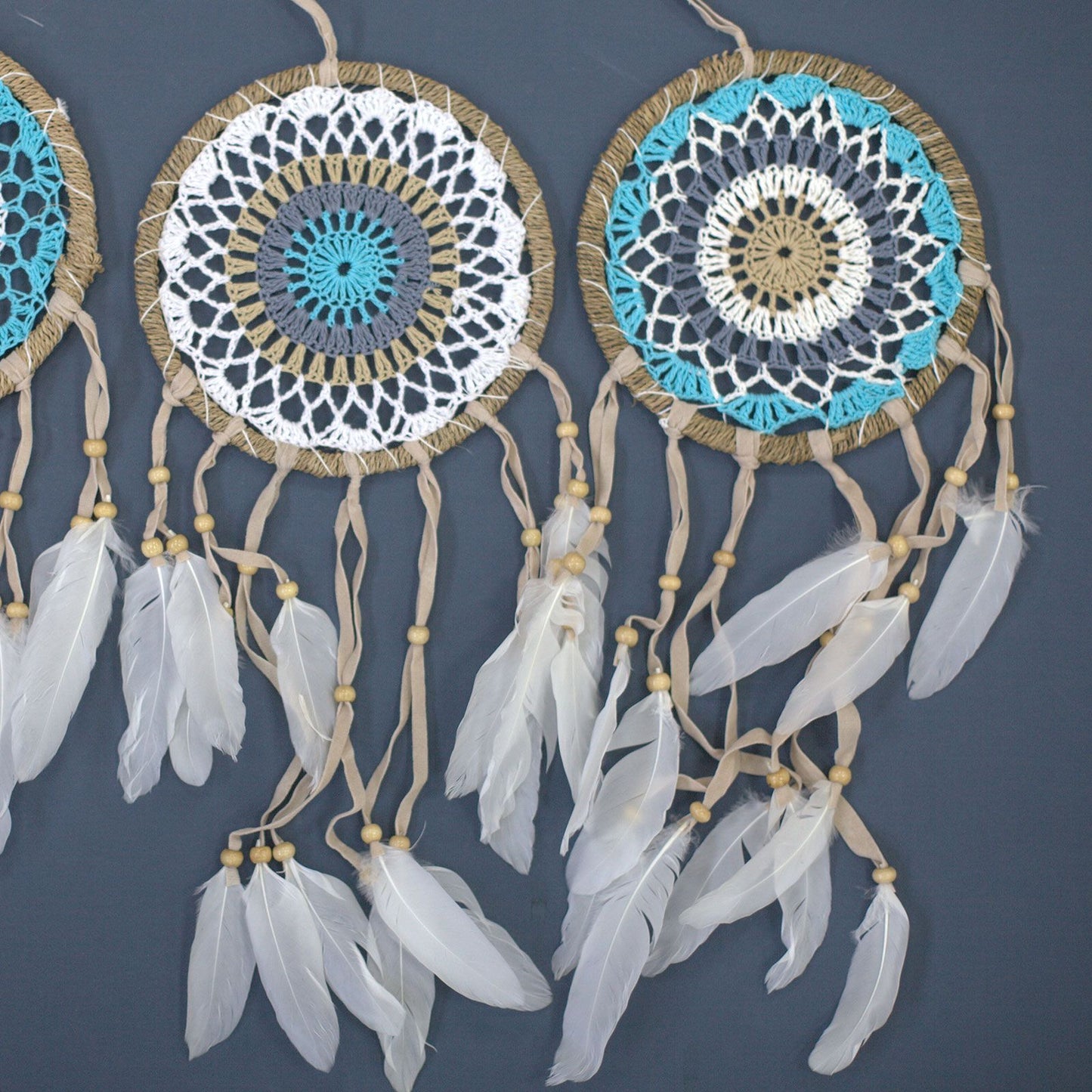 Set mit 6 handgeknüpften Traumfängern in Pastellblau, 16cm – mit Naturfedern aus Bali