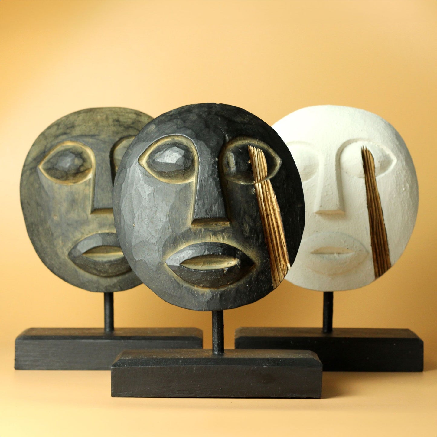 Weiße Stammesmaske aus Timor - Handgeschnitztes Holz-Kunstwerk 27x20 cm