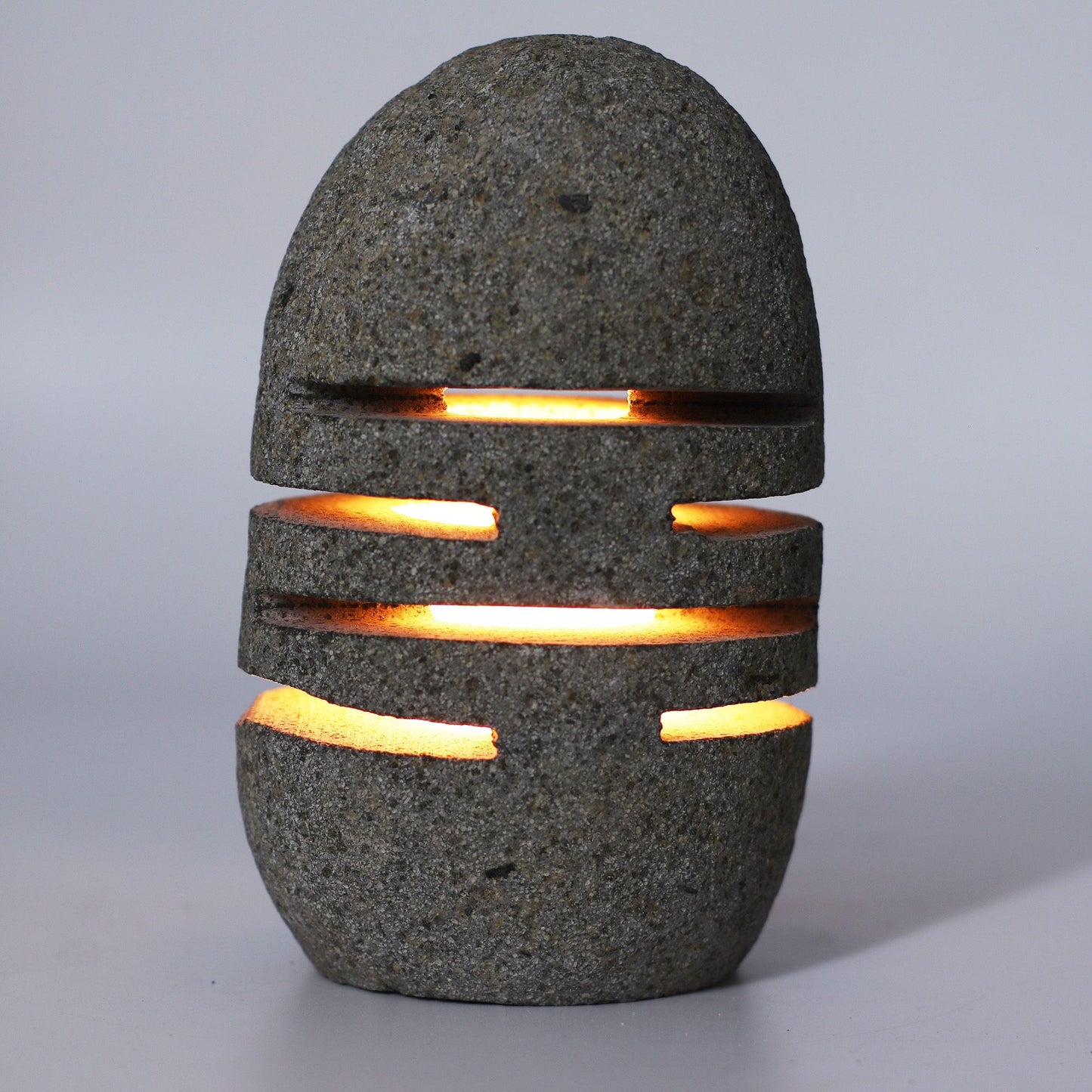 Stehender Kerzenhalter aus massivem Flussstein – Natürliche Lichtskulptur