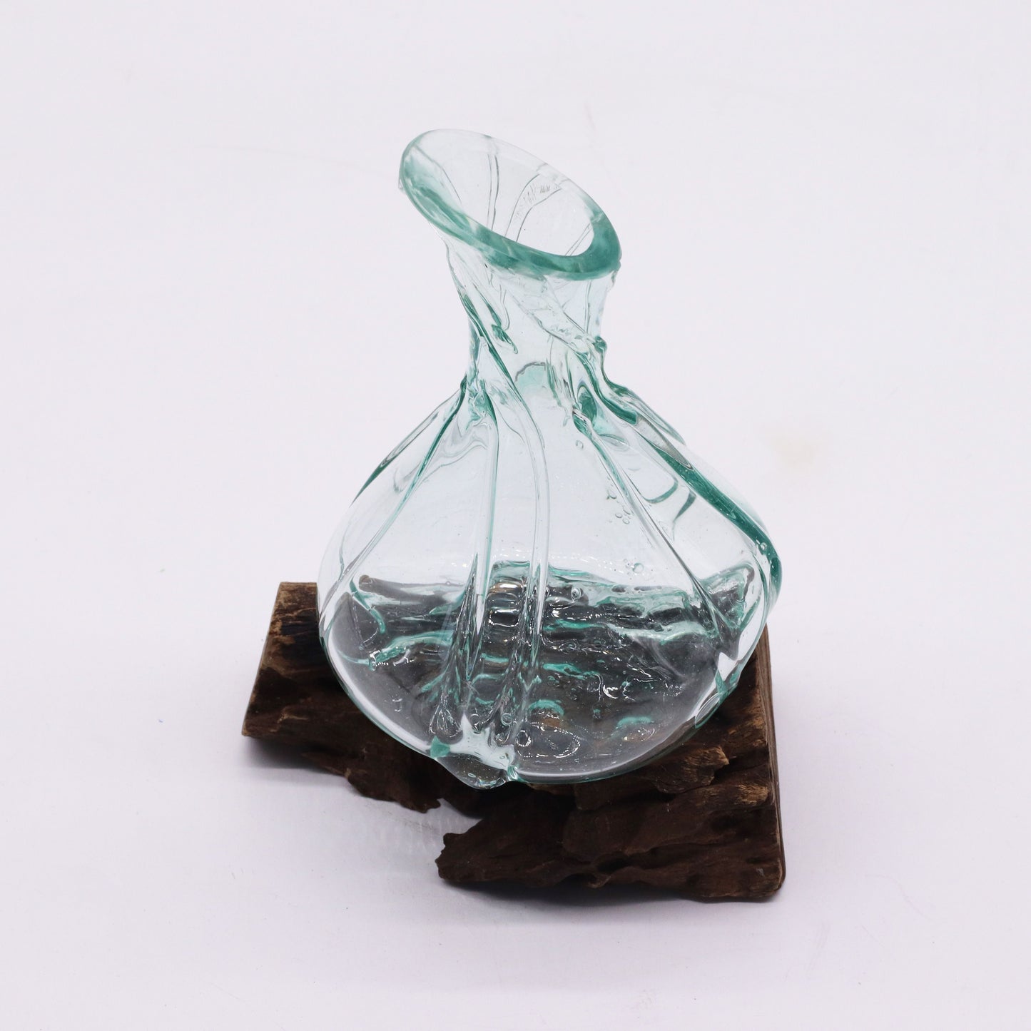 Skulpturaler Mini-Dekanter aus handgeblasenem Glas auf Holz