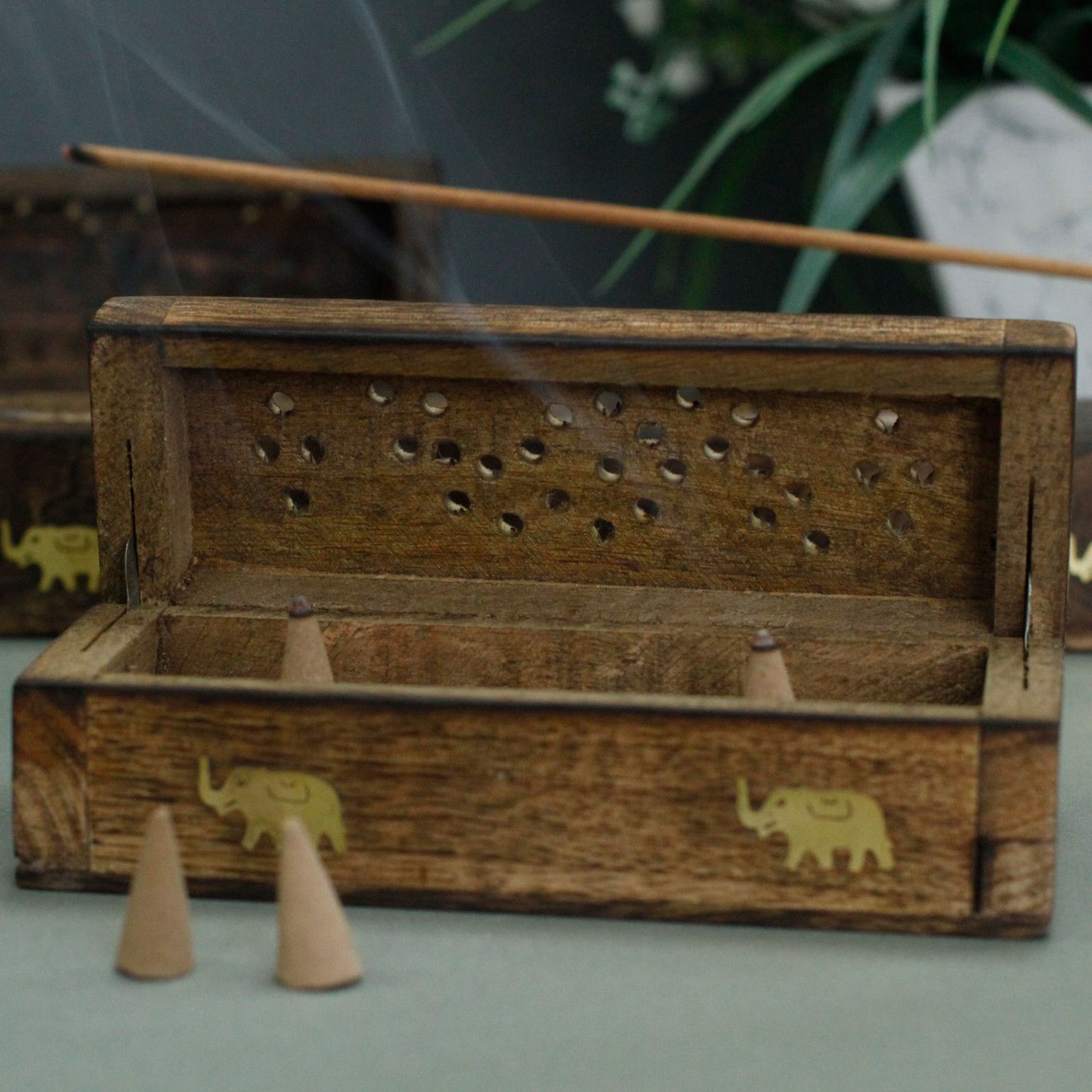 Räucherbox aus massivem Mangoholz – Handgefertigtes Unikat (15 cm)