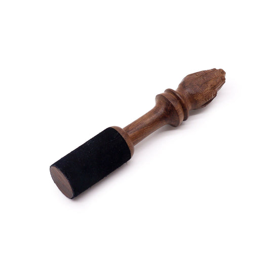 Klangstab mit Namaste-Gravur – 14 cm handgeschnitzt aus Hartholz