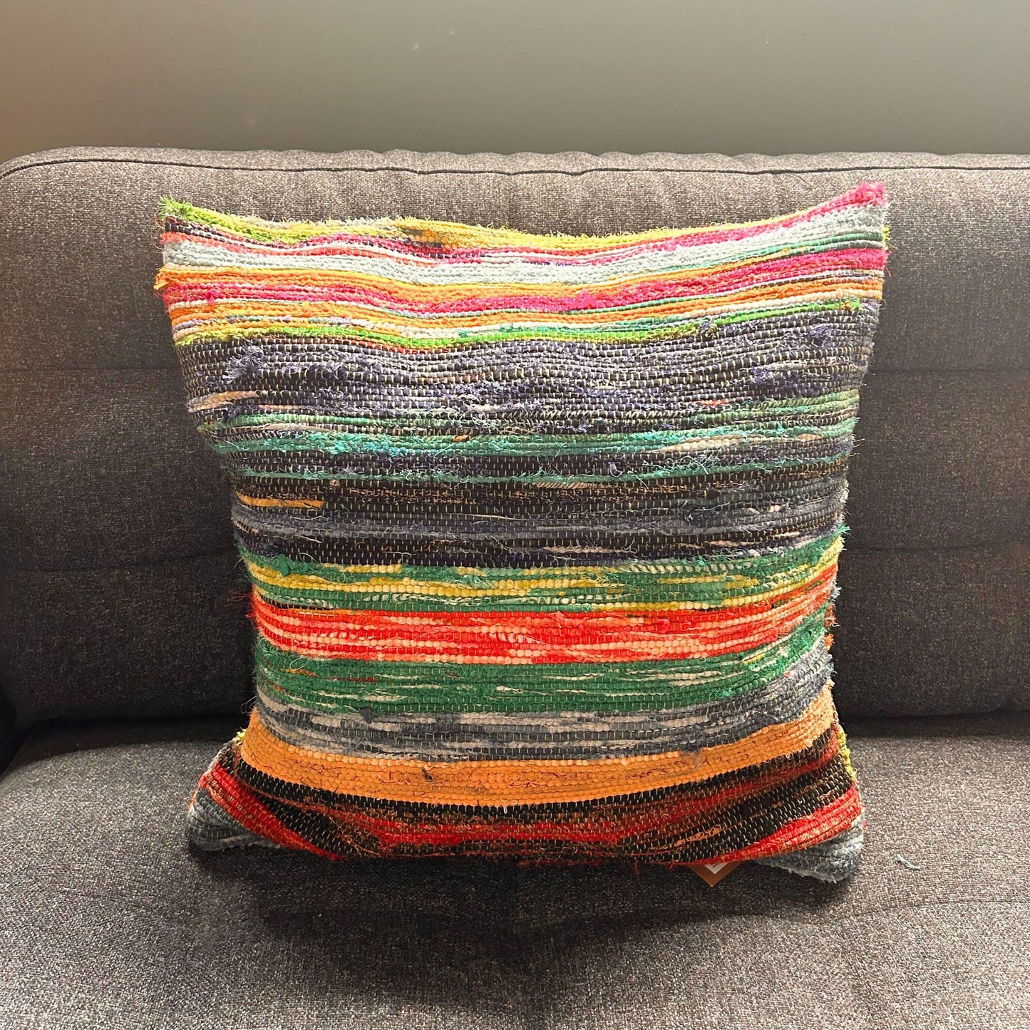 Handgefertigter Kissenbezug 40x40 cm in natürlichen Grüntönen - Rag-Rug-Stil