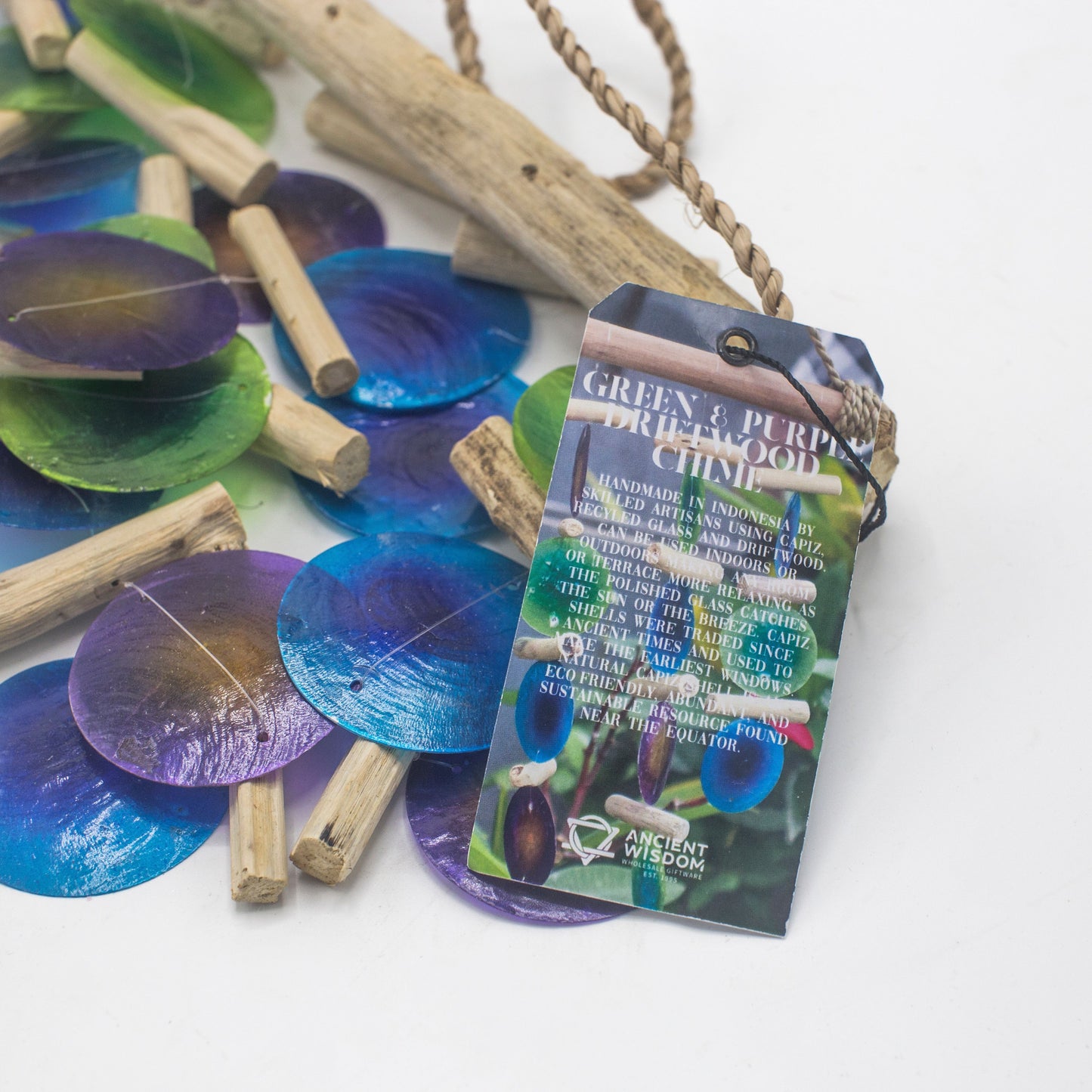 Windspiel aus Treibholz und Capiz-Glas in Grün und Violett