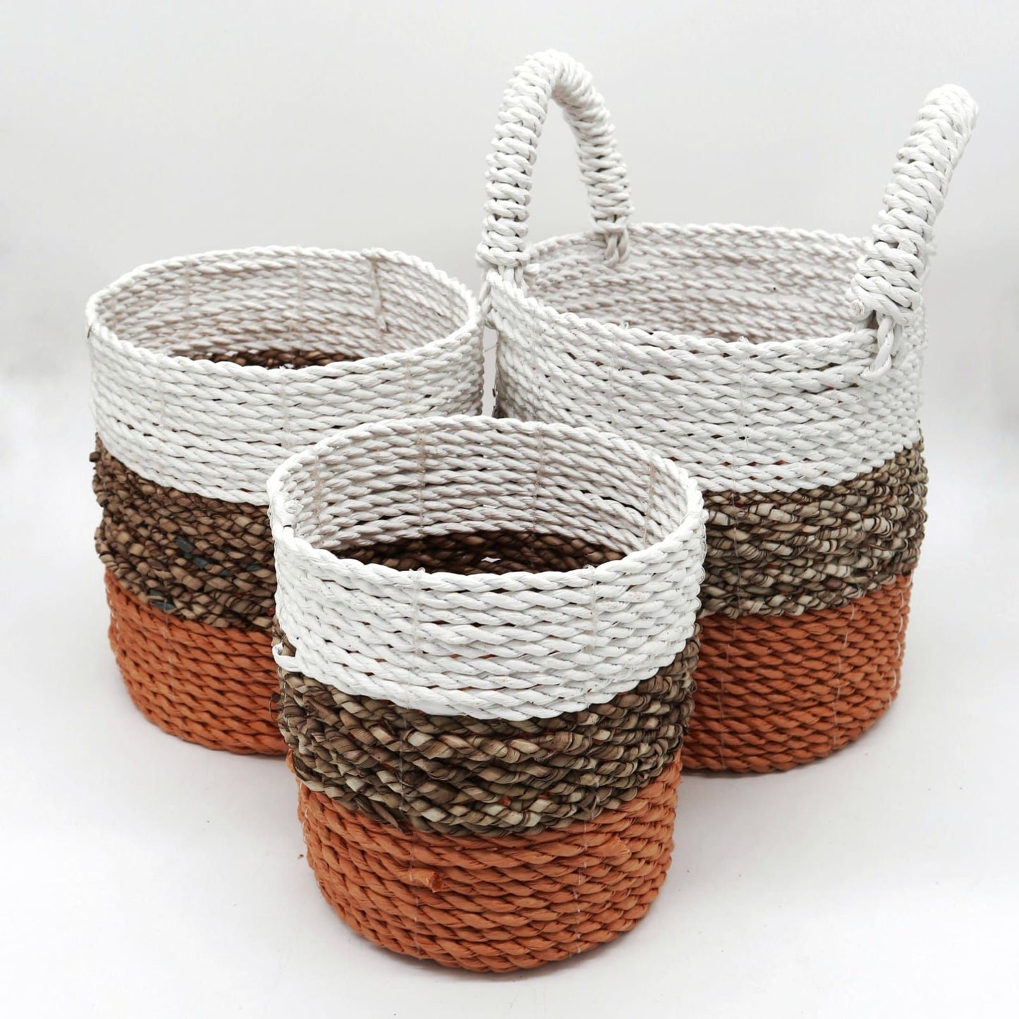 Set aus 3 handgeflochtenen Seegras-Körben in Orange, Natur & Weiß