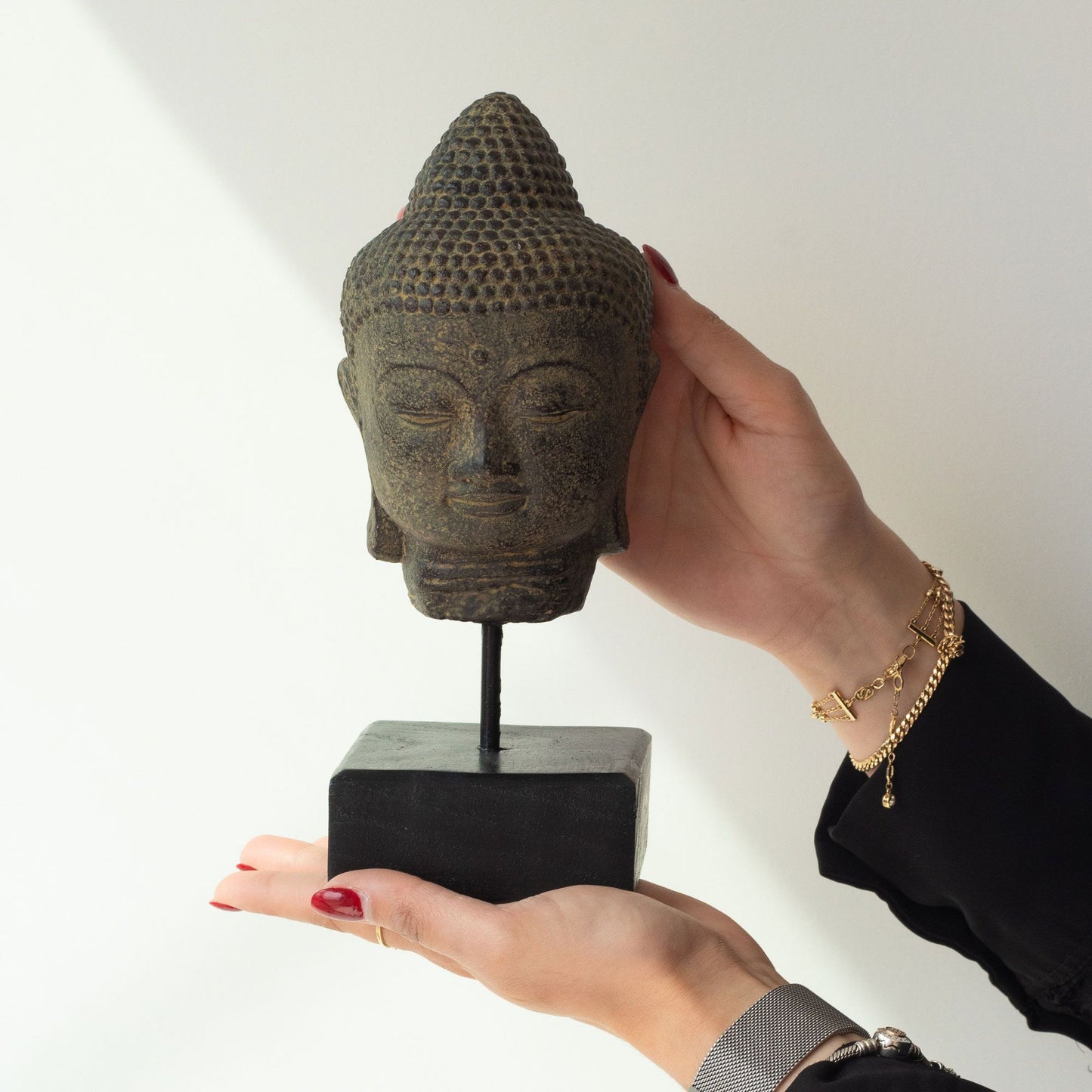 Meditationsskulptur Buddha-Kopf auf Holzpodest - Graue Betonfigur