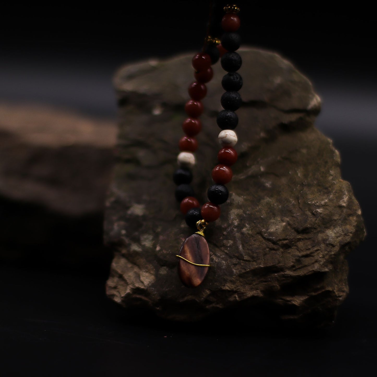 Halskette Vulkanische Essenz – Talisman aus Lavastein & Edelsteinen