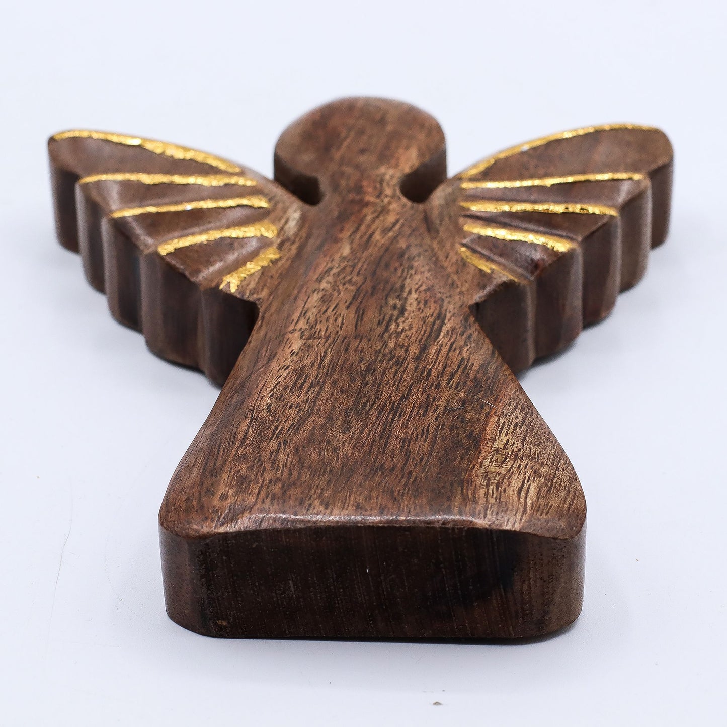 Handgeschnitzte Engel-Figur aus Mango-Holz mit goldenen Flügeln