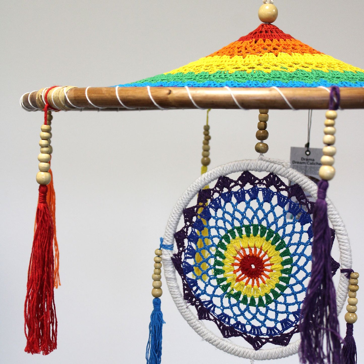 Großer Traumfänger Bali 'Lebendiger Regenbogen' – Handgefertigte Wandkunst mit Bambusgriff, 120 cm