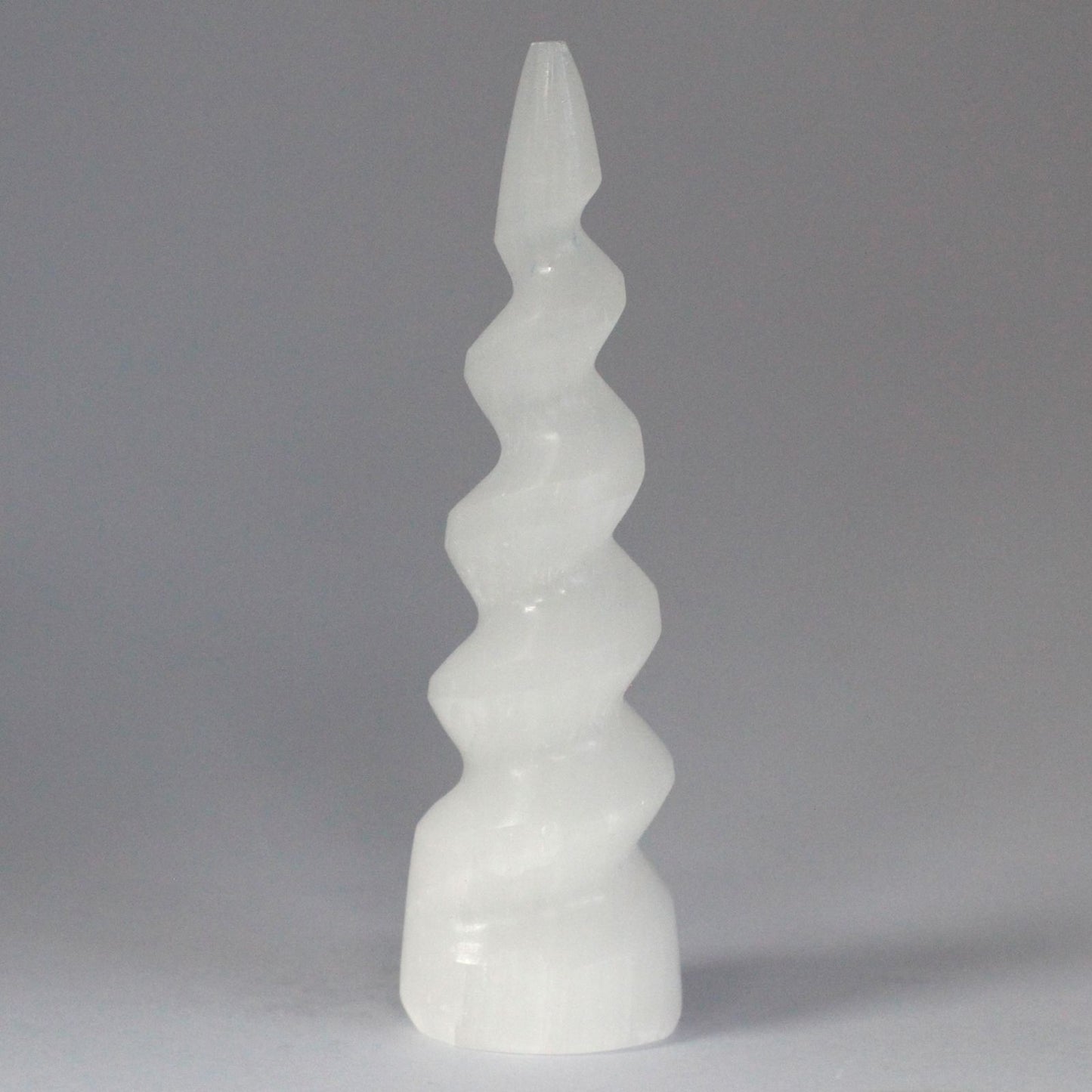 Selenit-Spiralturm 'Einhornhorn' 15 cm – Handgefertigte Lichtskulptur