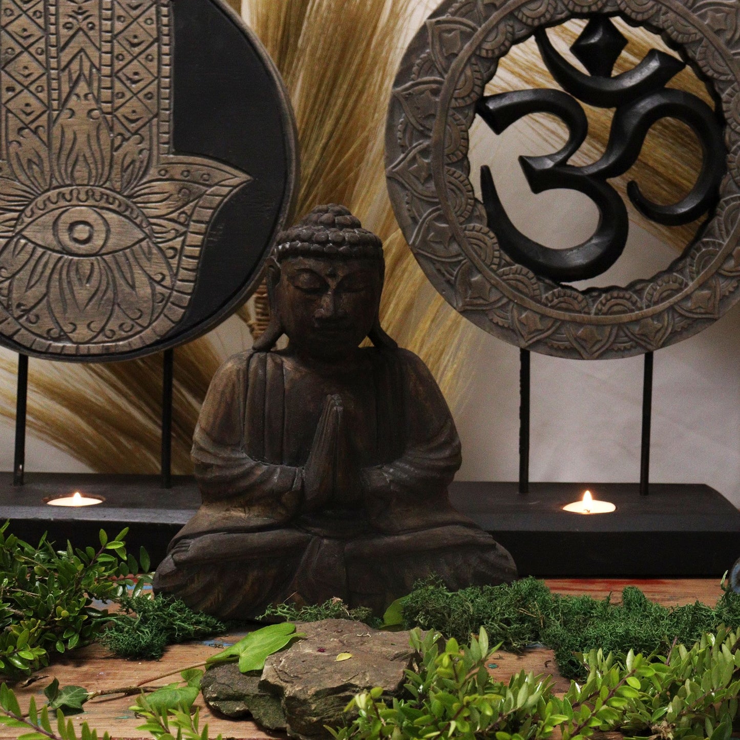 Buddha Figur mit Om-Symbol in Grau-Schwarz – Feng Shui Set aus Albasia-Holz (2 Mudra-Positionen)