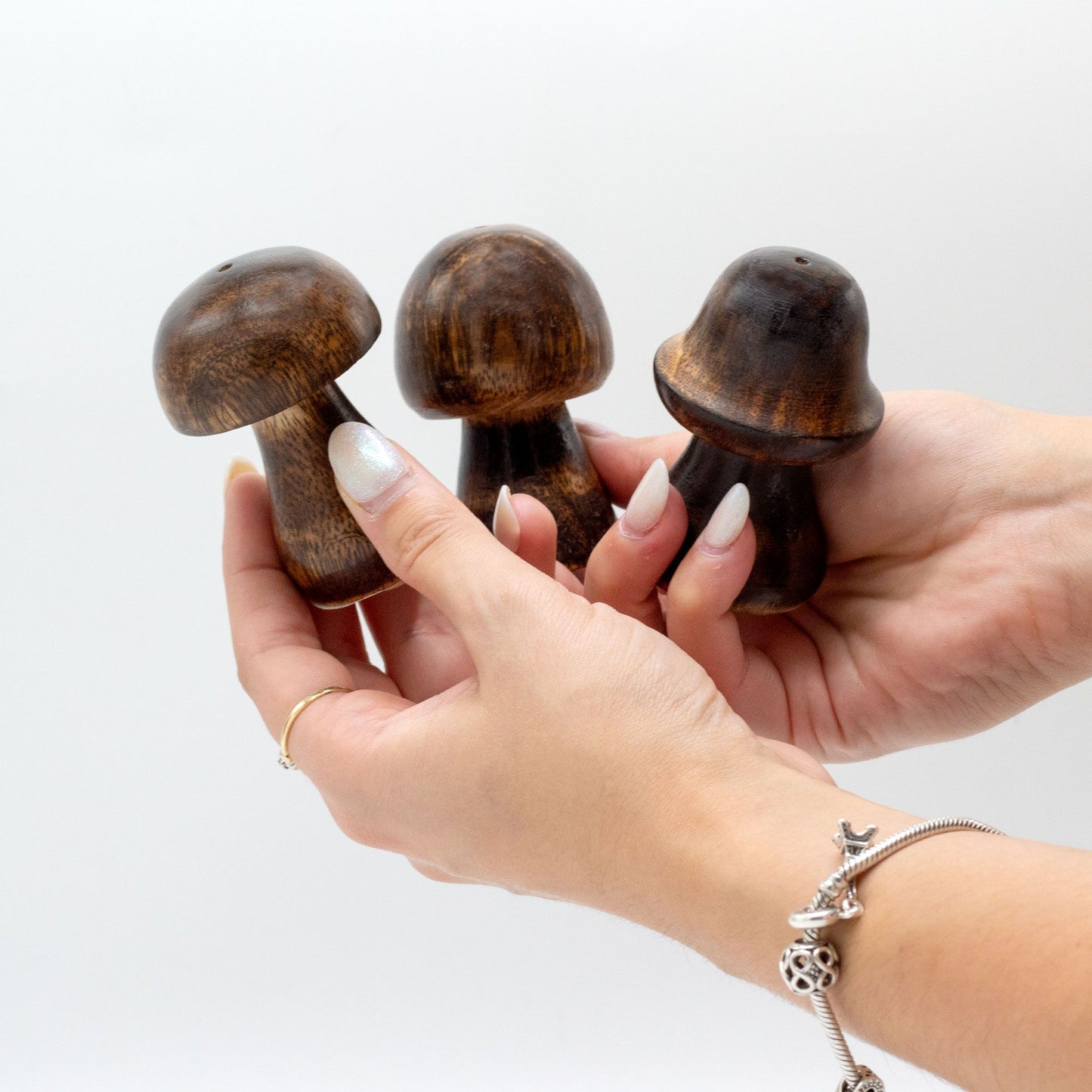 Set aus 3 Räucherpilzen aus Mangoholz – Handgeschnitztes Naturdekor