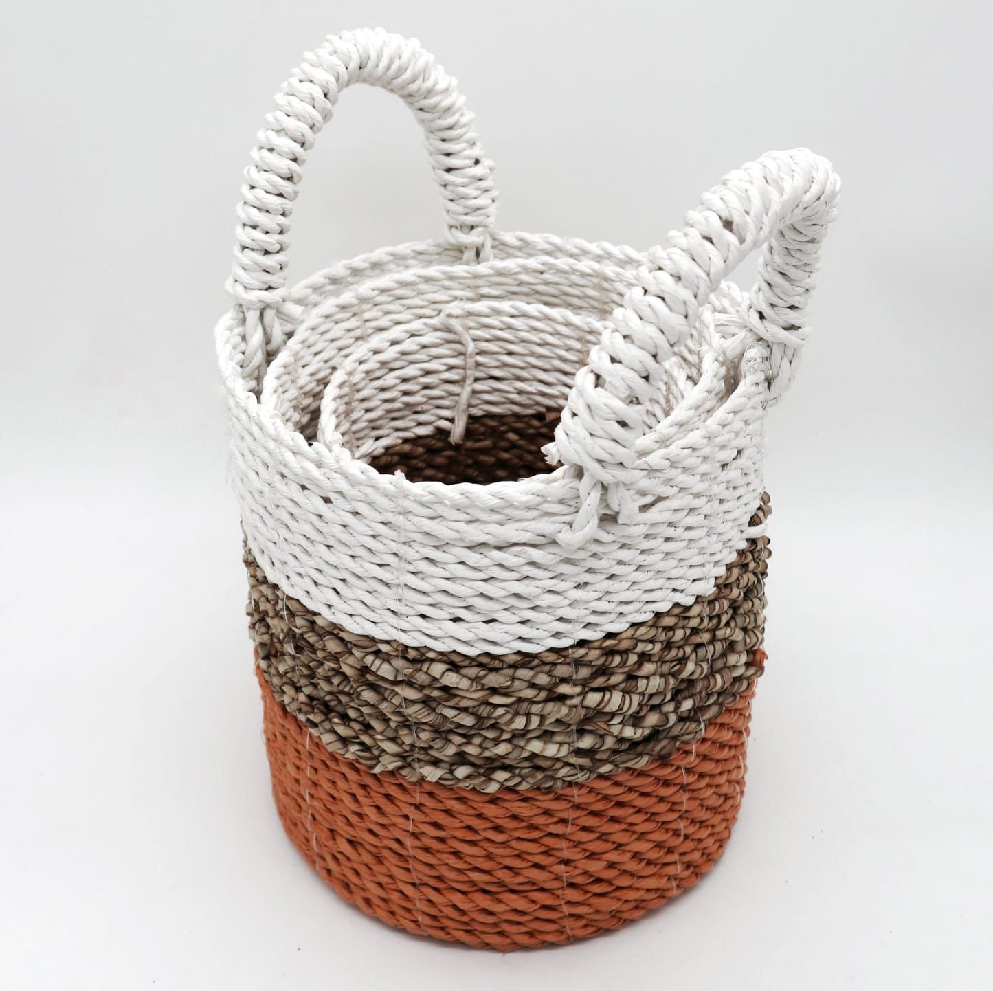 Set aus 3 handgeflochtenen Seegras-Körben in Orange, Natur & Weiß