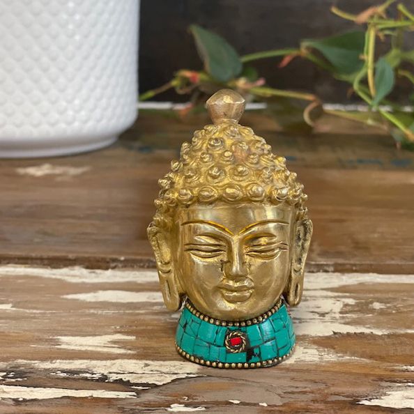 Meditierender Buddha-Kopf aus Messing mit Howlit-Einlagen – 8 cm