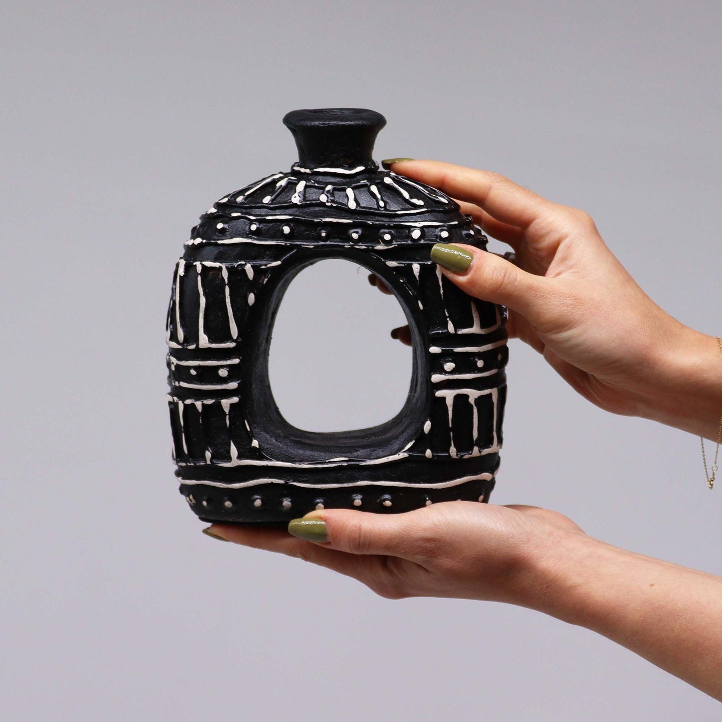 Oval-Vase in Schokoladenbraun 18cm - Handbemalte Keramik mit indonesischen Mustern
