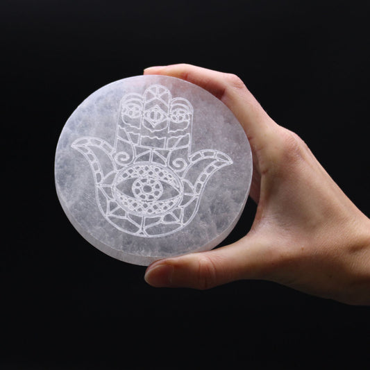 Hamsa Selenit-Ladeplatte 10 cm – Handgeschnitzt für positive Energie