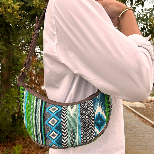 Jacquard Hobo Tasche in Edelgrün – Handgewebtes Baumwoll-Unikat mit braunem Riemen