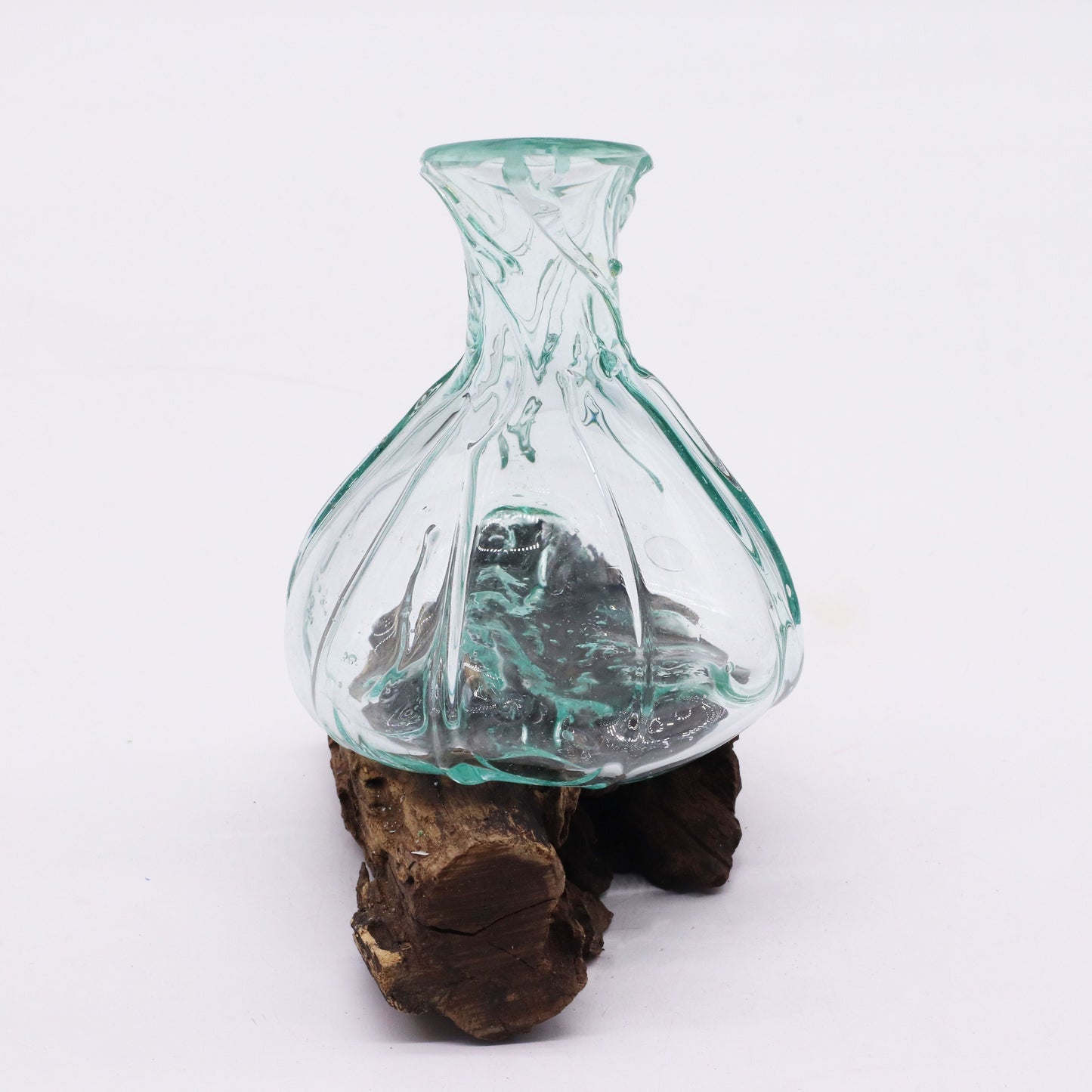 Skulpturaler Mini-Dekanter aus handgeblasenem Glas auf Holz