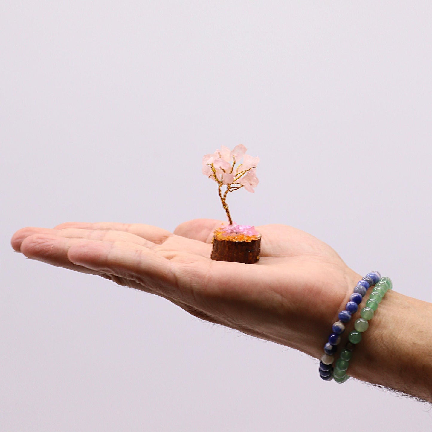 Mini-Edelsteinbaum aus Rosenquarz auf Holz - Handgefertigtes Dekorationsstück