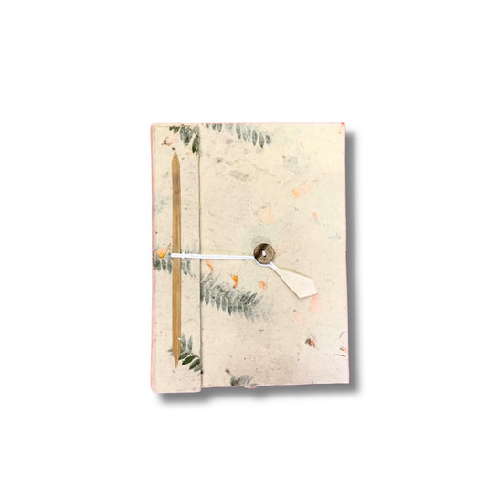Notizbuch aus handgeschöpftem Lokta-Papier mit echten Blüten