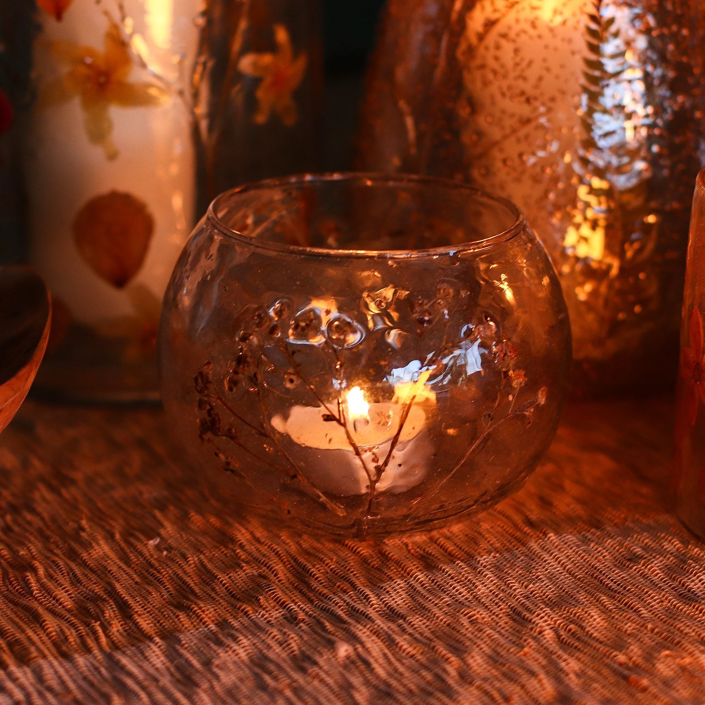 Glasschale mit echten Blüten – Handgefertigter Kerzenhalter aus recyceltem Glas