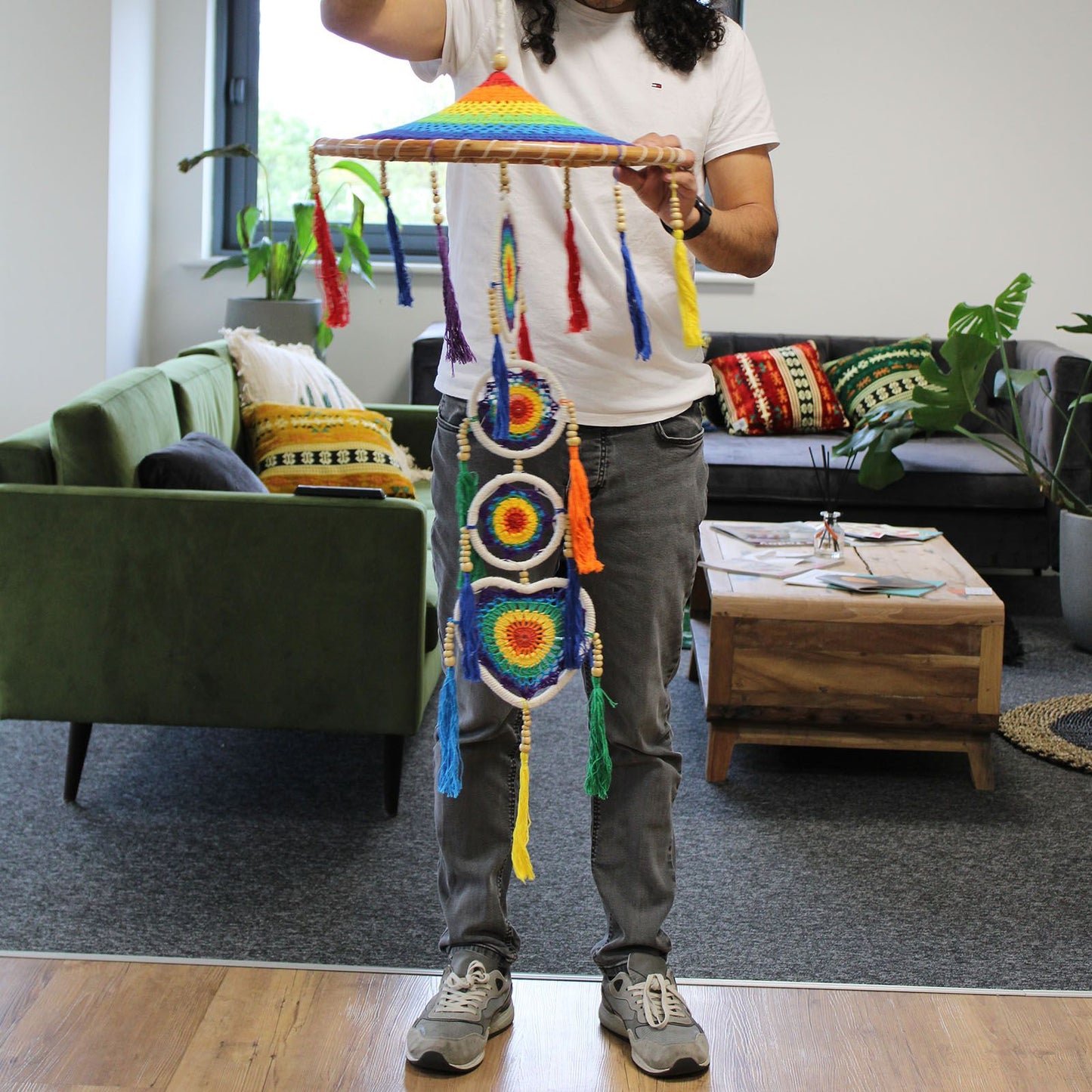 Großer Traumfänger Bali 'Lebendiger Regenbogen' – Handgefertigte Wandkunst mit Bambusgriff, 120 cm