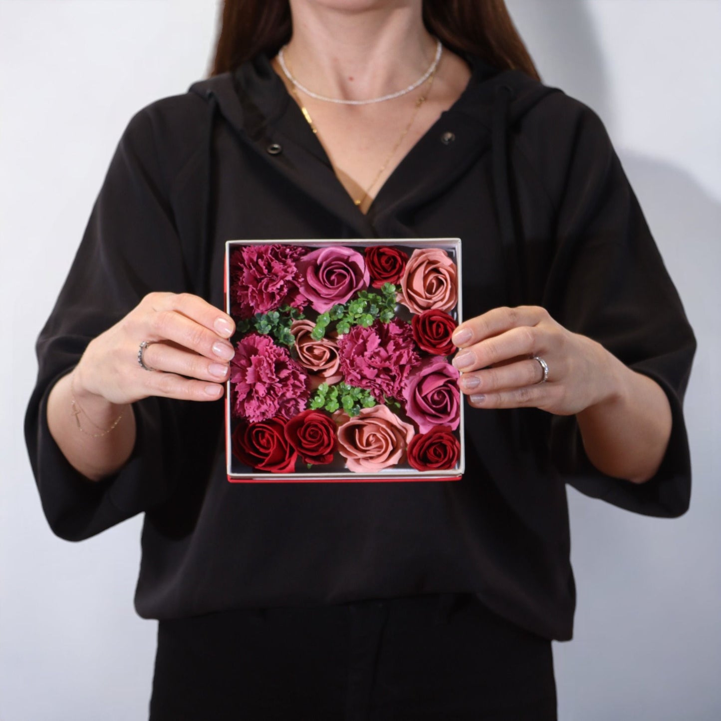 Quadrater Seifenblumen-Strauß 'Vintage-Rosen' in Geschenkbox